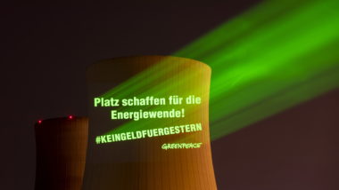 A inscrição 'Abra espaço para a reviravolta energética' é projetada com por ativistas do Greanpeace em uma torre de resfriamento da usina nuclear desativada em Philipsburg, Alemanha, 13 de maio de 2020: a "reviravolta energética" desejada pelo Greenpeace aumentou a uso de combustíveis fósseis pela Alemanha