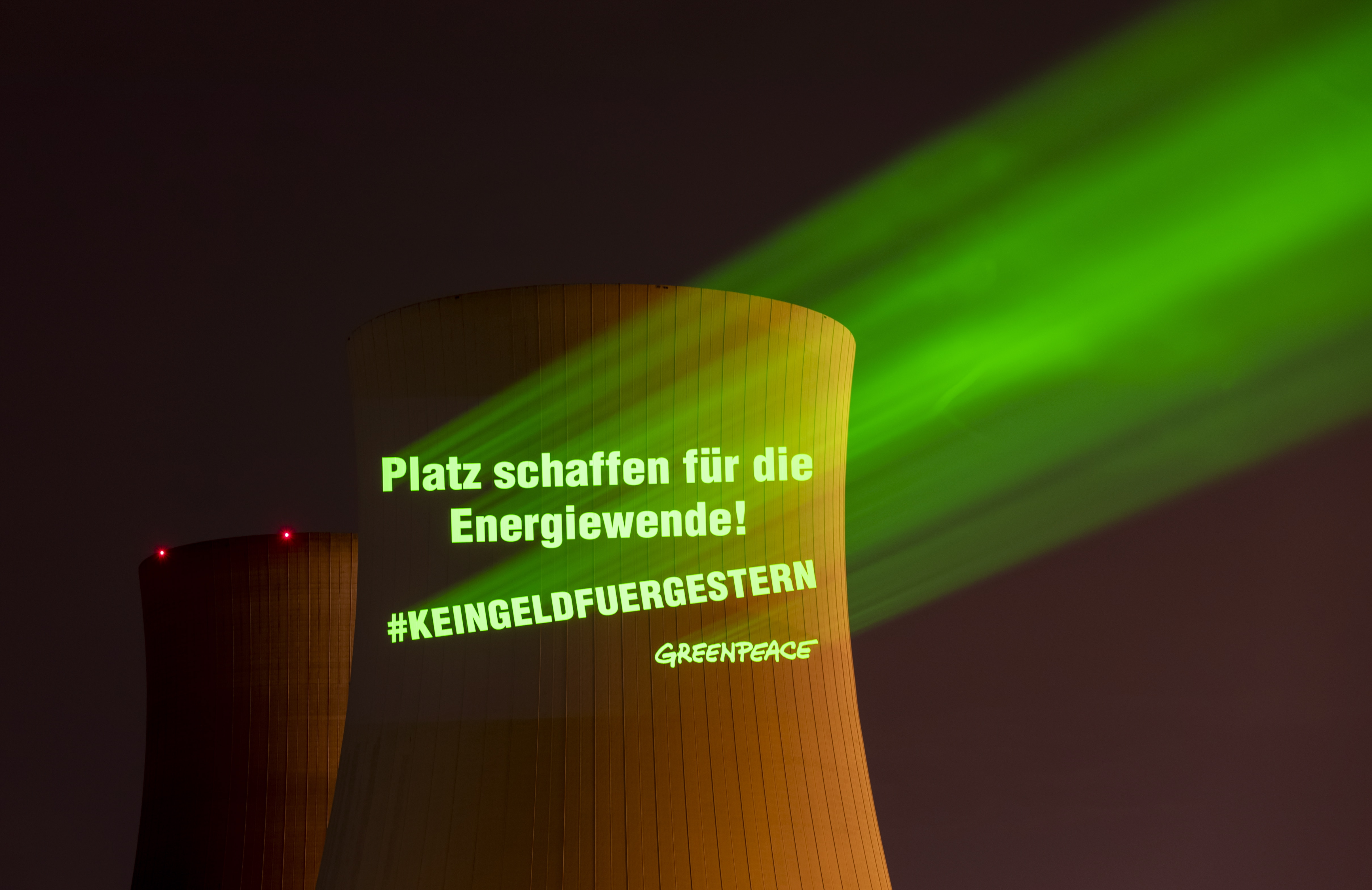 A inscrição &#8216;Abra espaço para a reviravolta energética&#8217; é projetada com por ativistas do Greanpeace em uma torre de resfriamento da usina nuclear desativada em Philipsburg, Alemanha, 13 de maio de 2020: a &#8220;reviravolta energética&#8221; desejada pelo Greenpeace aumentou a uso de combustíveis fósseis pela Alemanha