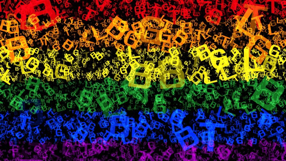 Bandeira LGBT formada por letras coloridas