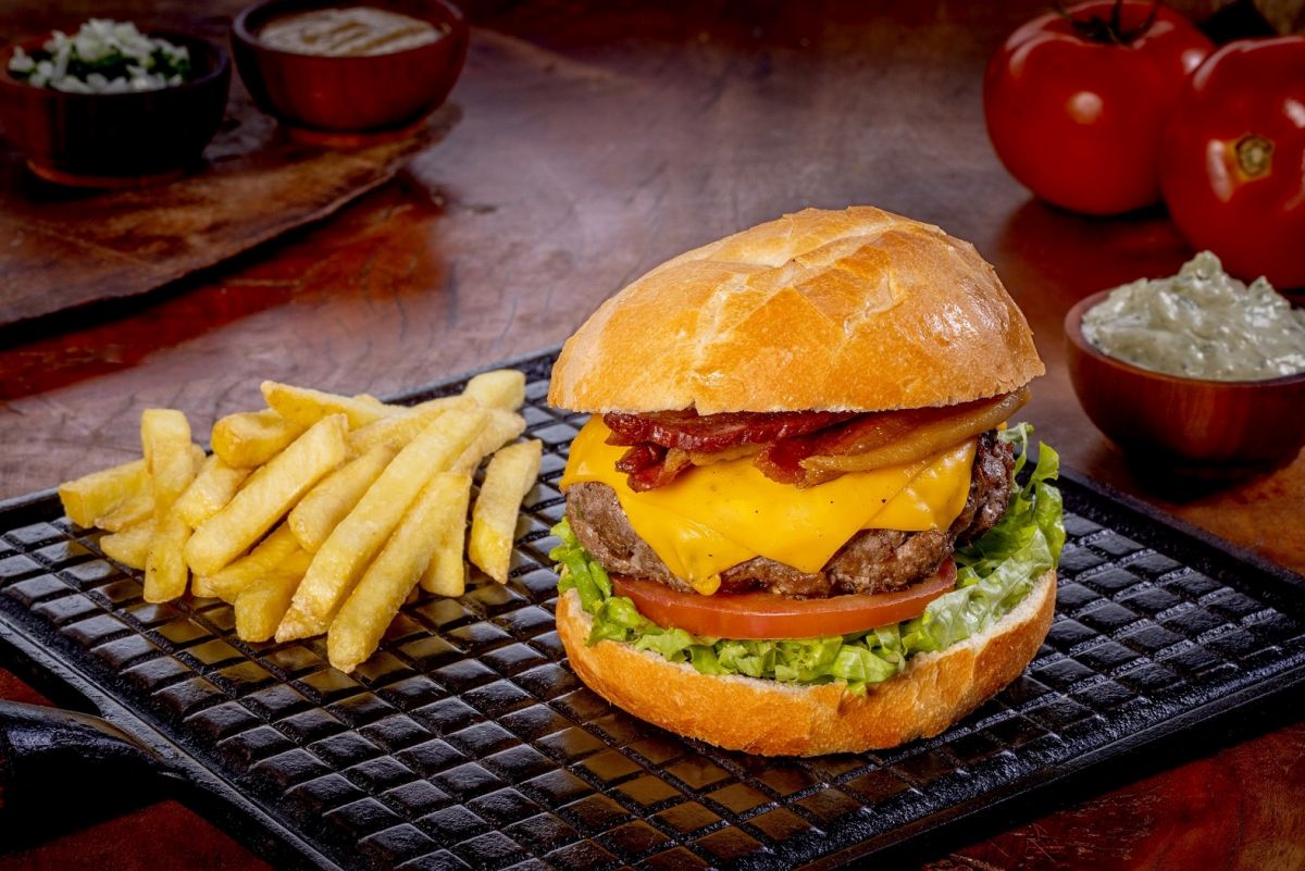 Preparo de hambúrguer servido pelo Cartolas durante o festival, em Curitiba.