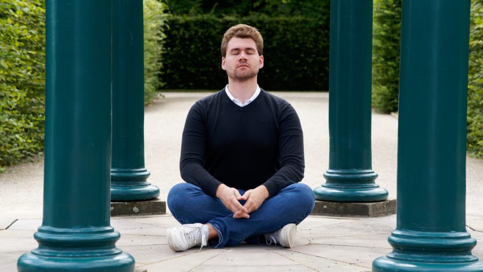 Mindfulness e técnicas de relaxamento têm sido usadas no meio corporativo para combater o estresse e outros distúrbios emocionais.