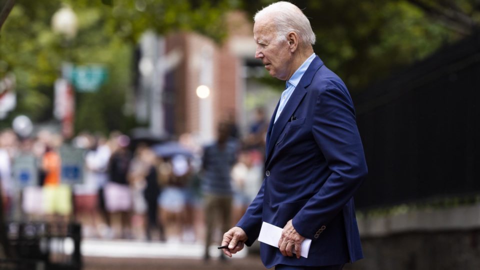 O presidente dos EUA, Joe Biden, parte depois de participar de missa na Igreja Católica da Santíssima Trindade em Georgetown, no dia seguinte ao seu retorno do Oriente Médio em Washington, DC, EUA, 17 de julho de 2022.