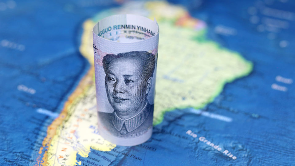 Em 2021, o comércio da América Latina com a China totalizou US$ 450 bilhões, e os economistas preveem que esse número crescerá para US$ 700 bilhões até 2035