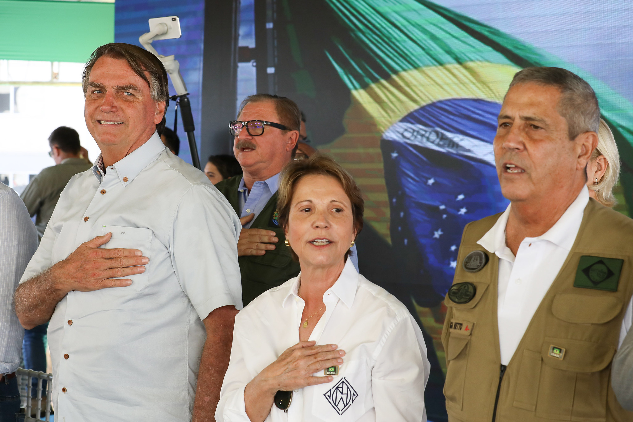 Bolsonaro, a ex-ministra Tereza Cristina e o general Braga Netto durante entrega de casas em Campo Grande (MS), no mês passado.