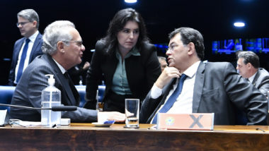 Simone Tebet entre Renan Calheiros e Eduardo Braga: senadores são contra candidatura de colega ao Planalto