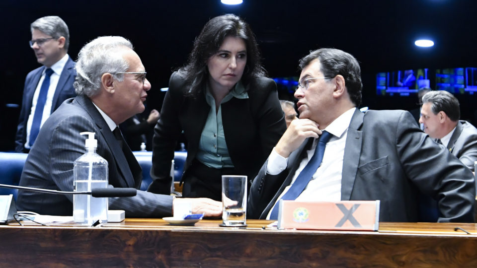 Simone Tebet entre Renan Calheiros e Eduardo Braga: senadores são contra candidatura de colega ao Planalto
