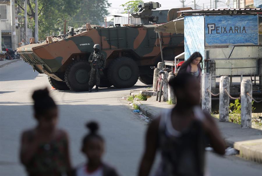 Soldados patrulham as ruas do Complexo do Alemão, 21 de agosto de 2018, no Rio de Janeiro