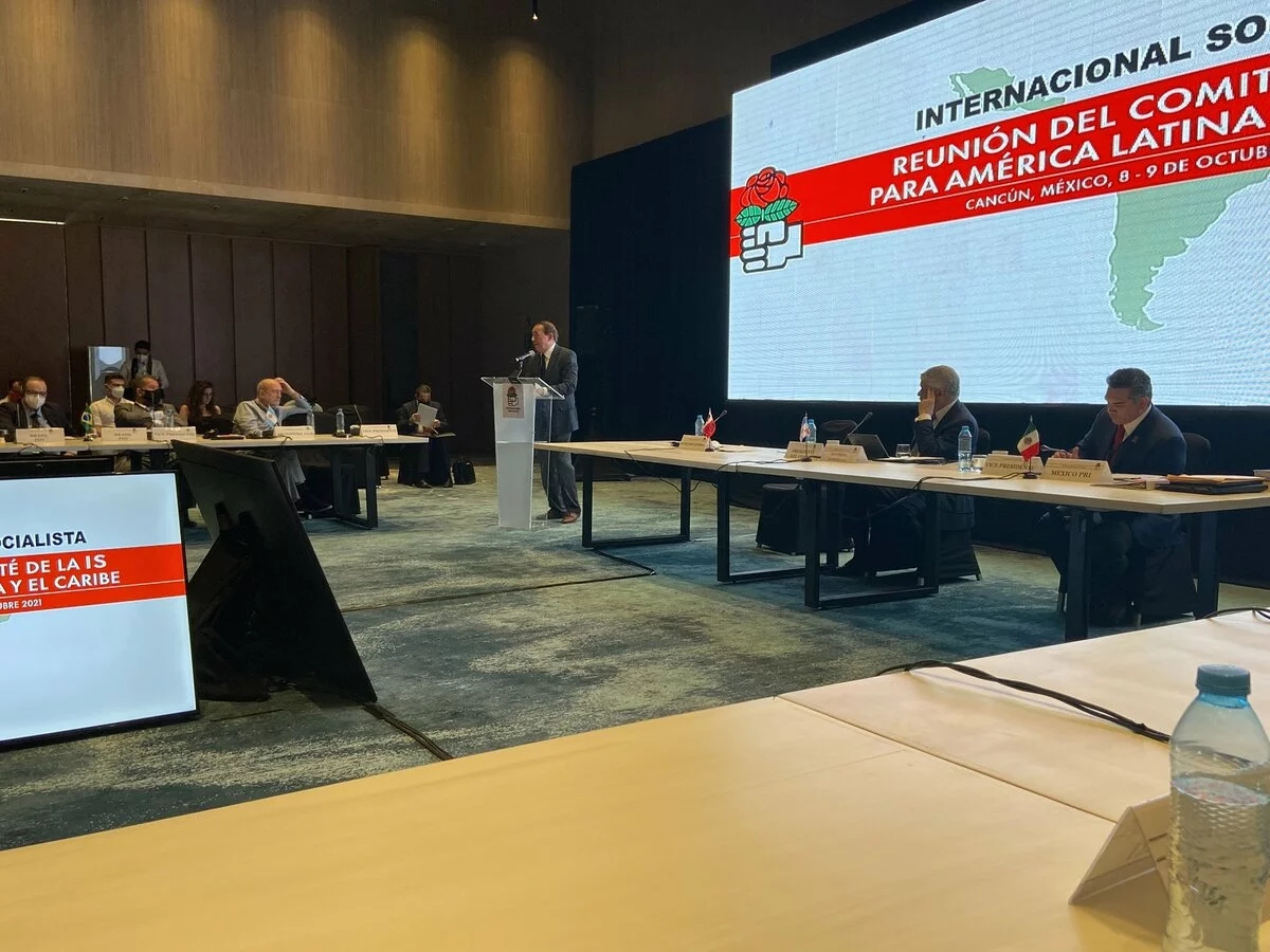 Dirigentes socialistas reunidos em Cancún