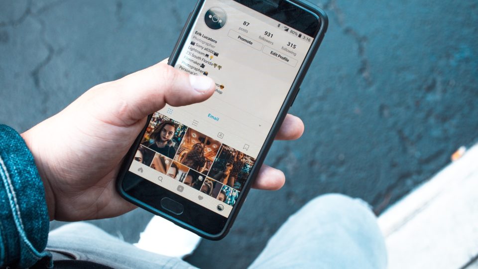 Diariamente as pessoas expõe seus dados pessoais nas redes sociais e ficam vulneráveis à ação de criminosos virtuais. 