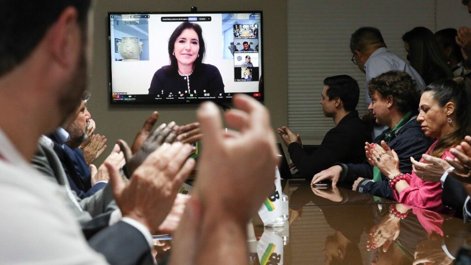 Membros do MDB aplaudem discurso de Simone Tebet