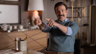 Numa sociedade cínica, de homens que se deleitam com a briga política e que buscam ser reconhecidos como espertos, "Ted Lasso" é quase um milagre.