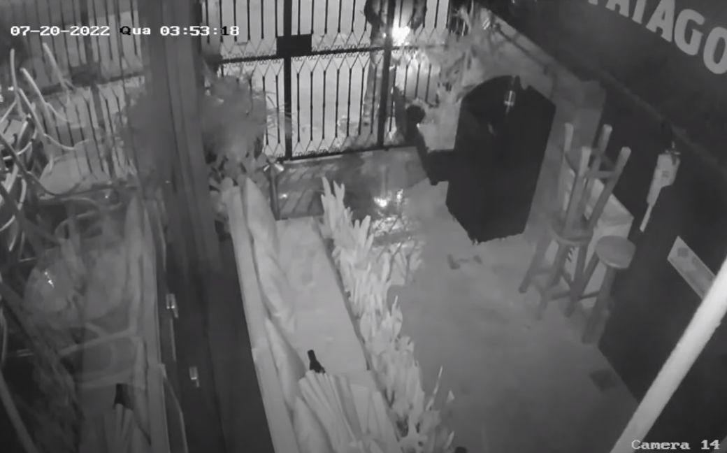 Imagens mostram homem iniciando incêndio no restaurante Las Tablas, em Curitiba.