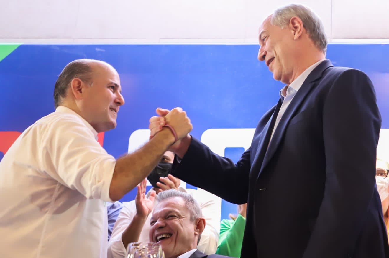 Roberto Cláudio e Ciro Gomes na convenção estadual do PDT que definiu a candidatura do ex-prefeito de Fortaleza para o governo do Ceará.