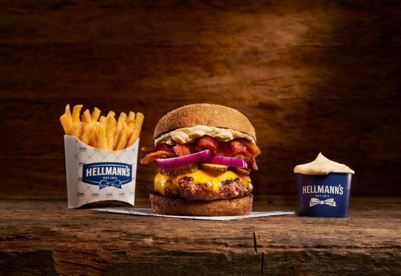 O Bom Gourmet conta como é o novo cardápio da Hamburgueria Hellmann&#8217;s, que vende o tradicional lanche enquanto testa novas maioneses e molhos.