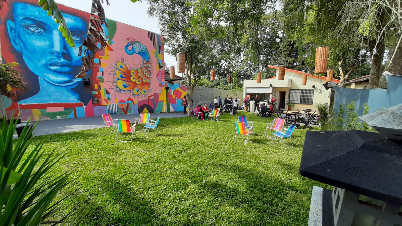 Jardim do restaurante Petrisserie: comida afetiva e toques de criatividade.