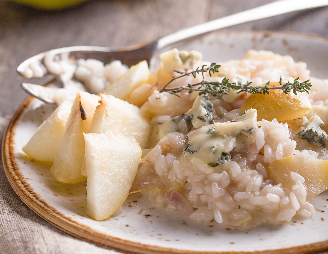 Esta receita de risoto de gorgonzola e pera é fácil de fazer e fica pronta em menos de uma hora. Aprenda no Bom Gourmet o passo a passo.