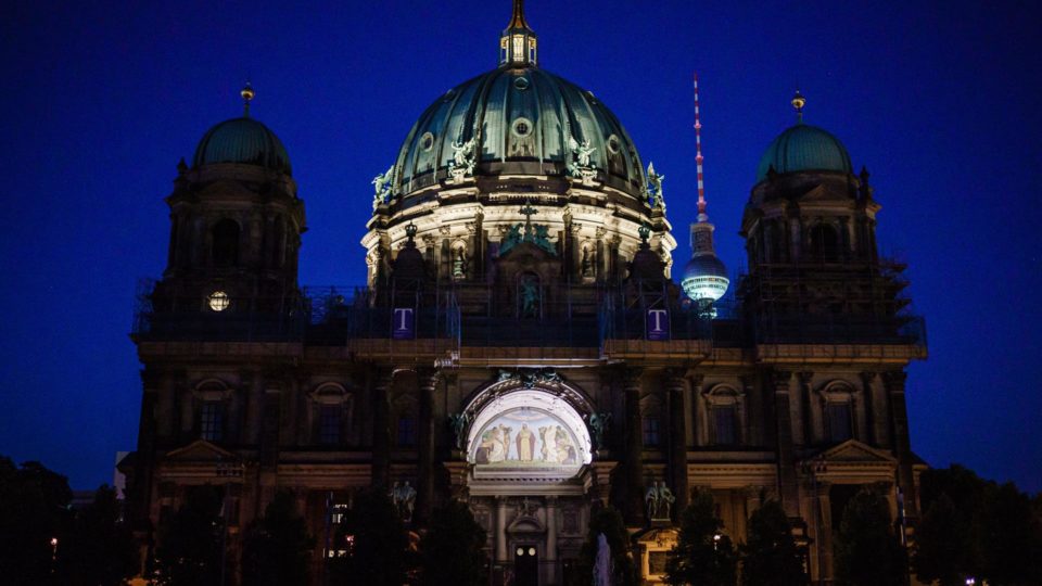 Catedral de Berlim com iluminação reduzida