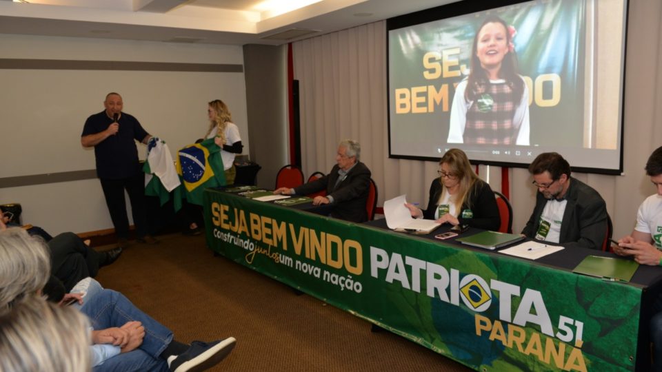 O convite foi realizado durante convenção realizada neste sábado (30), em Curitiba, mas o candidato paranaense ainda não decidiu