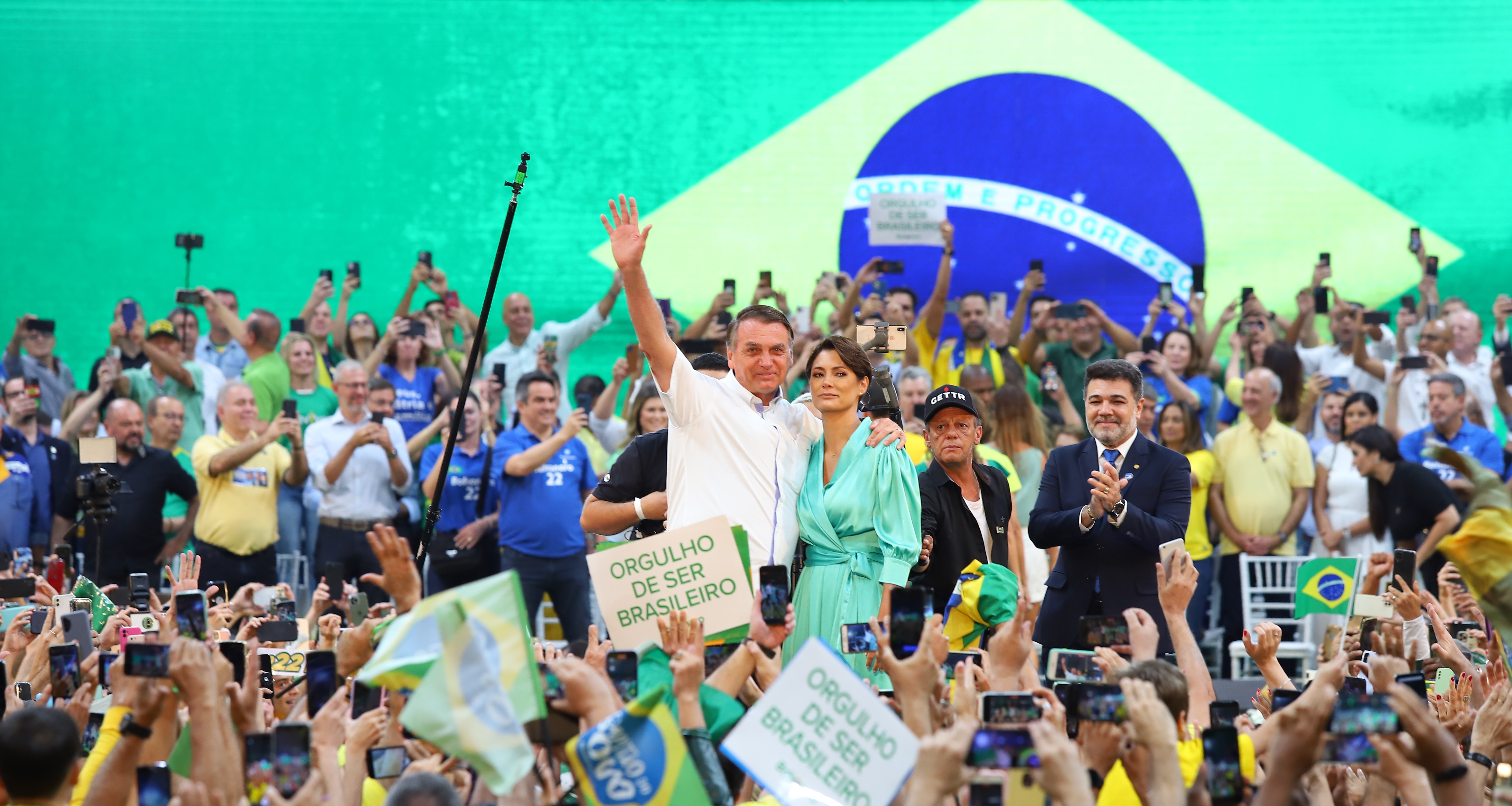 Bolsonaro ao lado da primeira-dama Michelle na convenção do PL que oficializou a candidatura à reeleição do presidente.