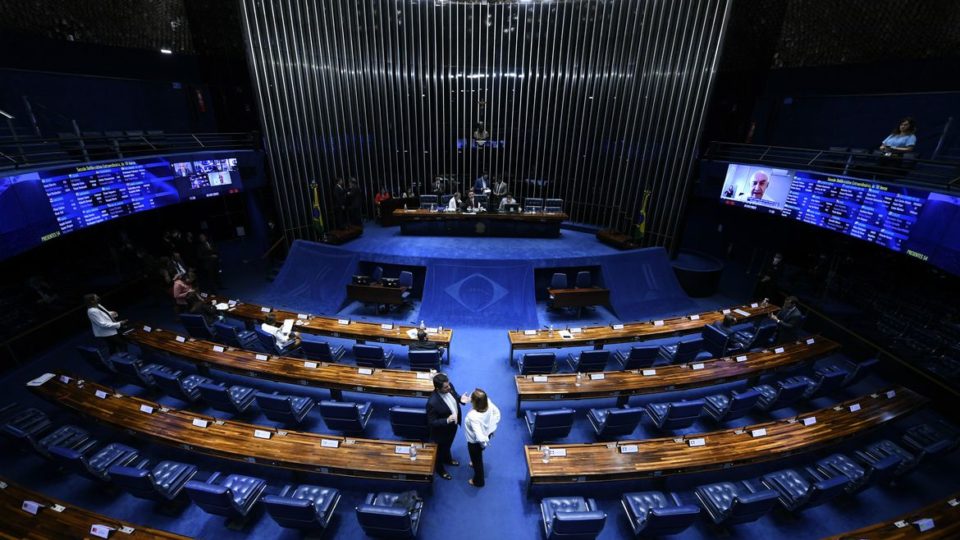 Senado aprova MP que regulamenta teletrabalho e muda regras do auxílio-alimentação