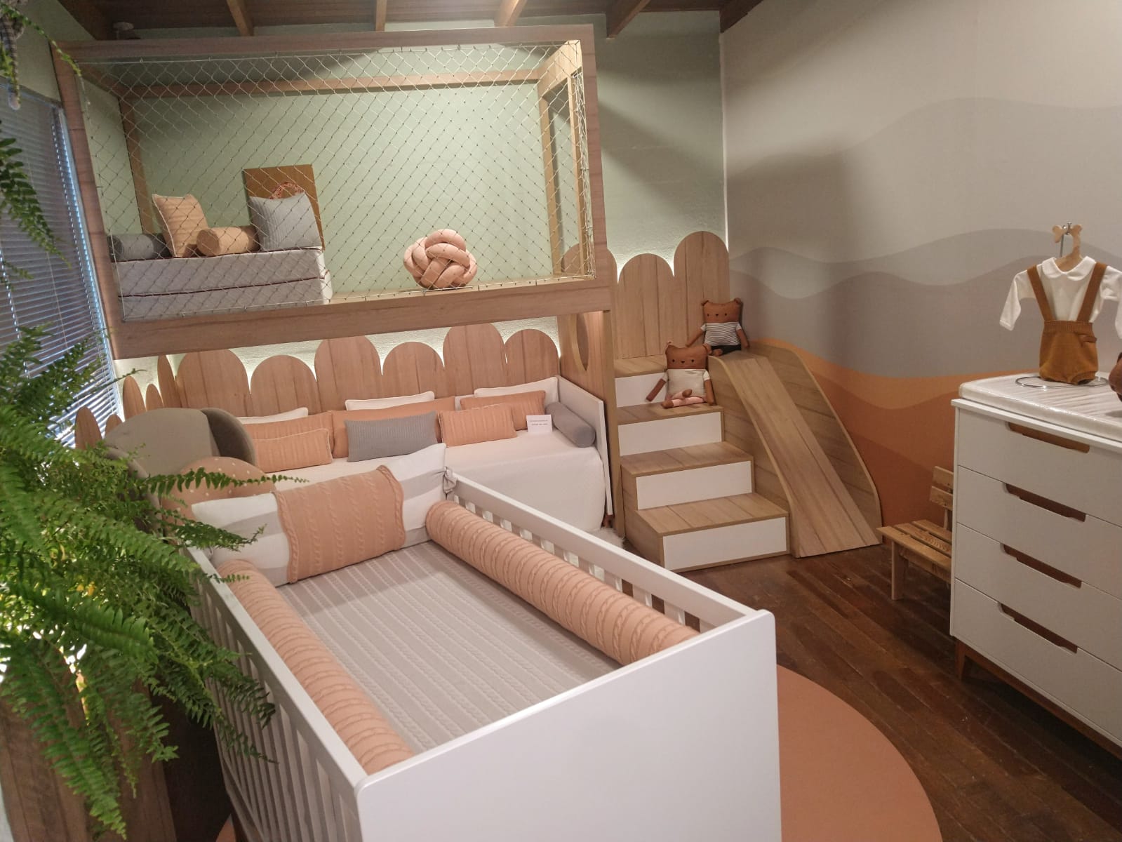 Mezanino acima da cama abriga espaço para o cantinho da leitura e vista do berço do irmão ou irmã menor