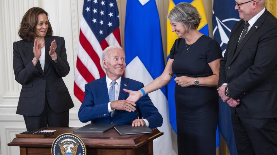Biden assina