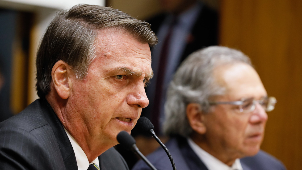 Presidente Jair Bolsonaro e o ministro da Economia, Paulo Guedes: governo selou a permanência de isenção tributária sobre combustíveis e gás de cozinha em 2023