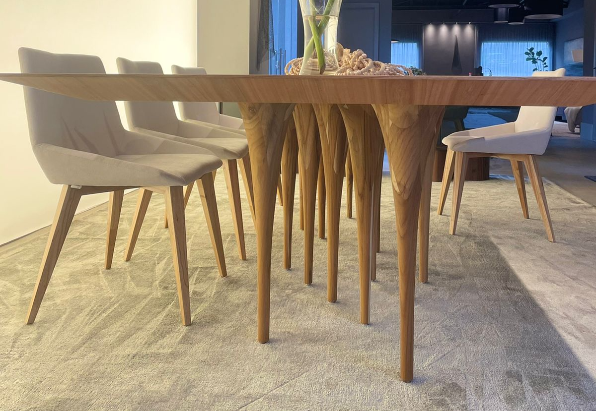 Mesa Pin, do designer Sergio Batista, à venda na Casa Möun