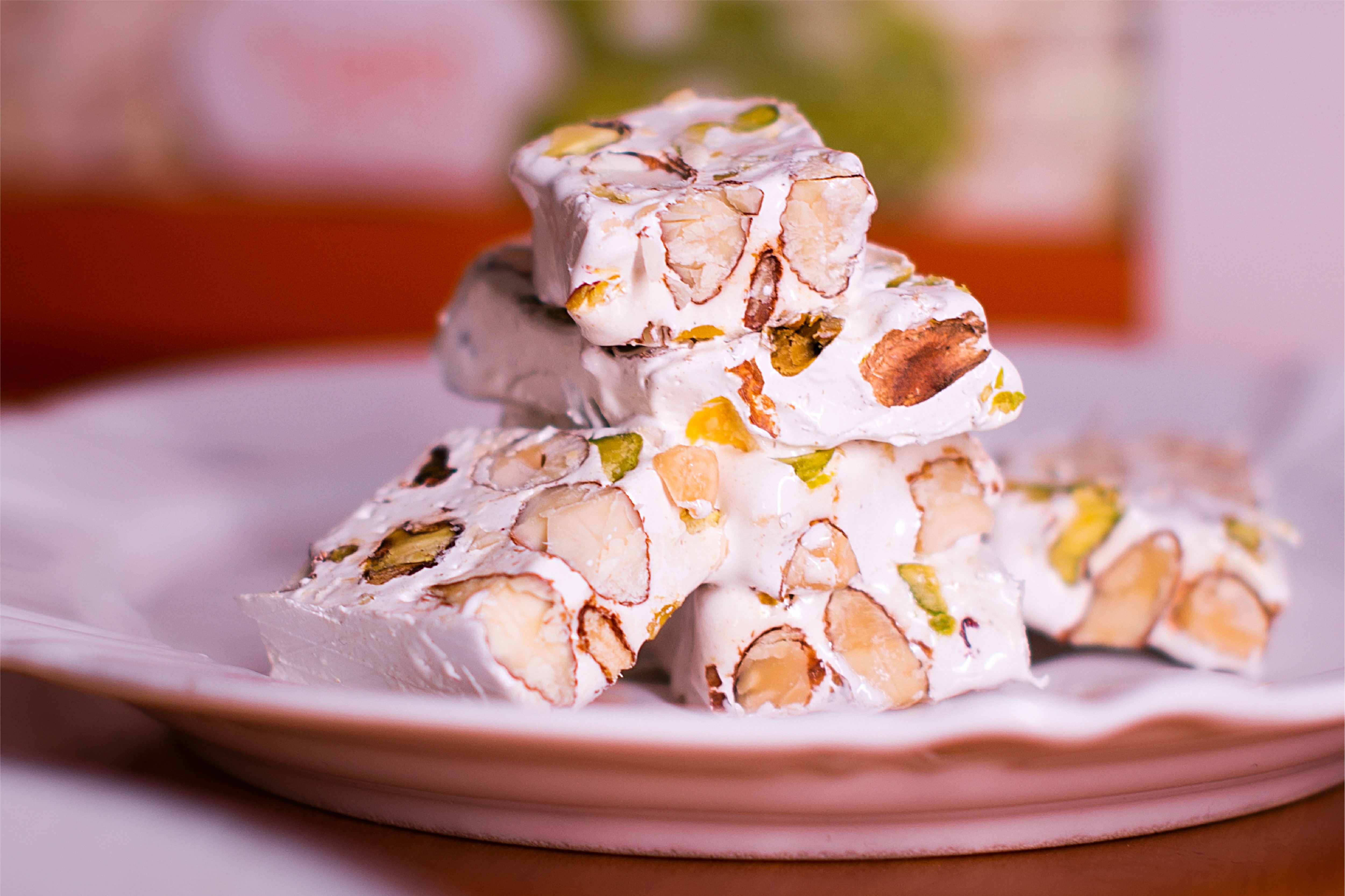 Doce tradicional italiano, torrones combinam mel, claras e amêndoas.