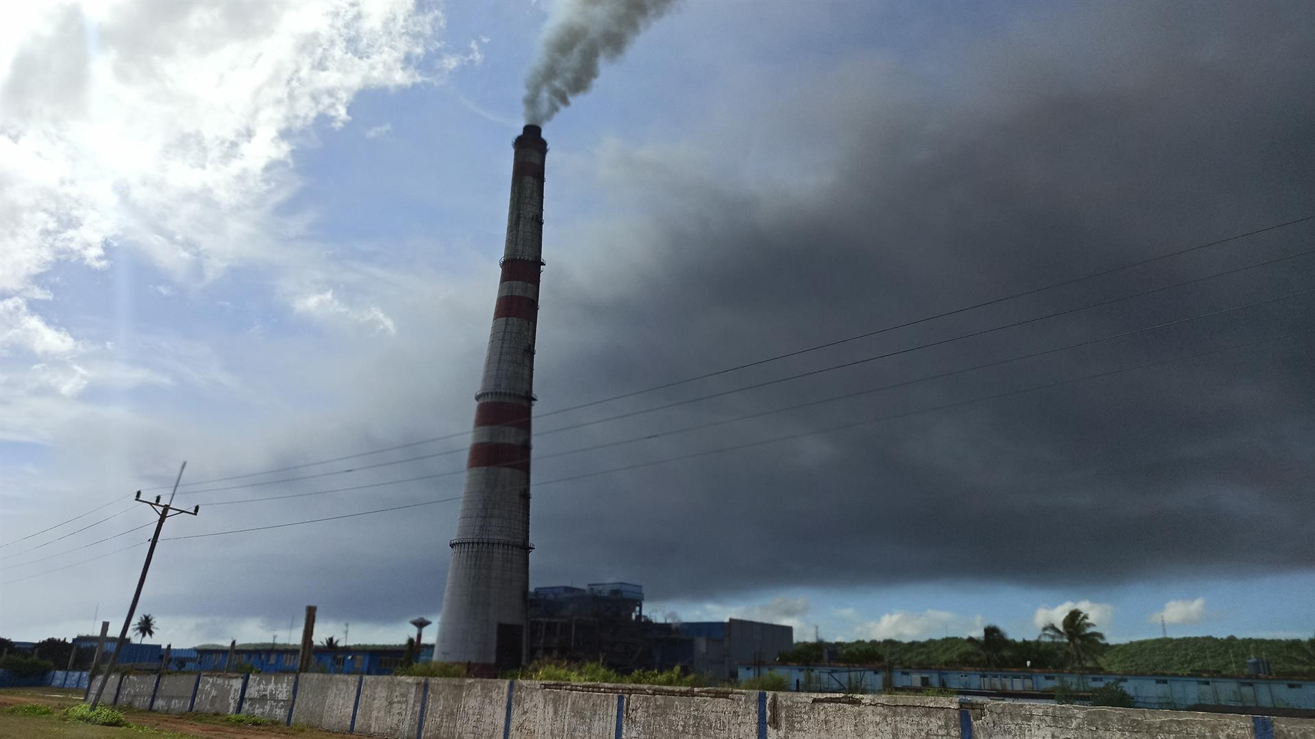 Estação termelétrica em Santa Cruz del Norte, Cuba, em 8 de agosto de 2022. No fundo, fumaça produzida pelo incêndio no depósito de combustivel em Matanzas.