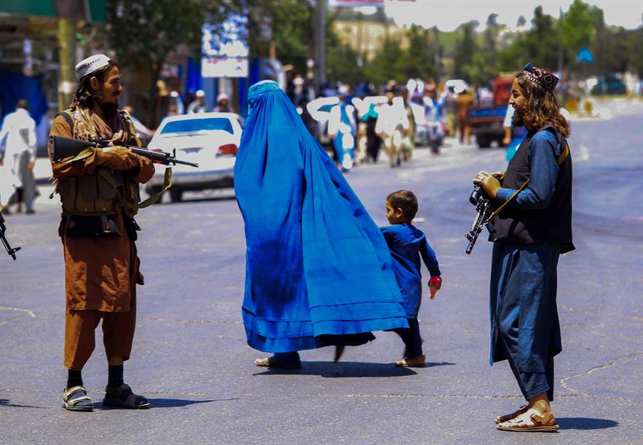 Guardas do Talibã em rua de Cabul