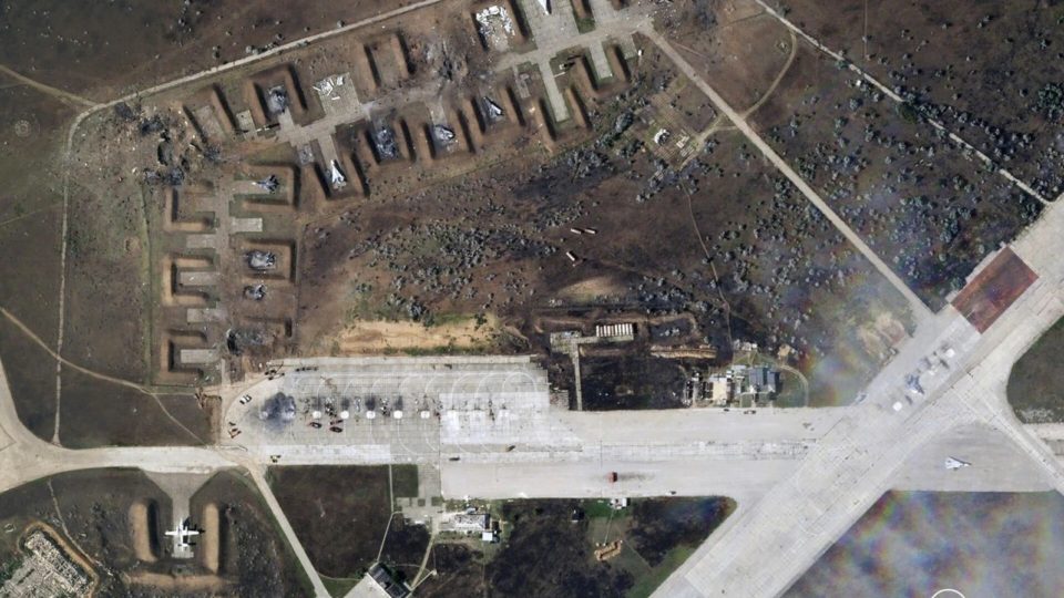 Imagem de satélite da empresa Planet Labs mostra várias crateras na base aérea russa de Saky, na Crimeia