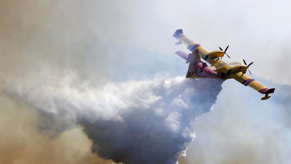 Avião ajuda no combate ao fogo na França