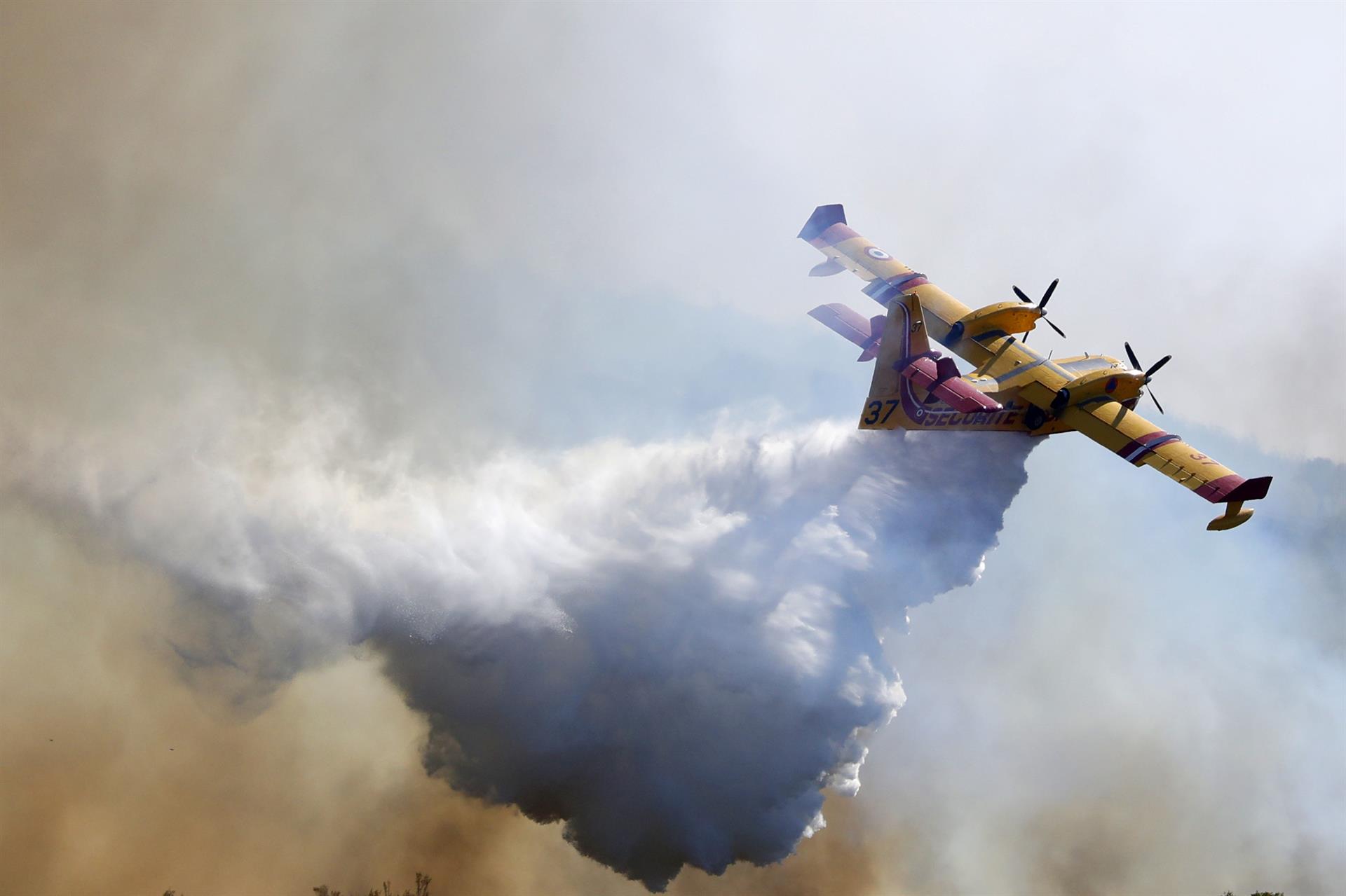 Avião ajuda no combate ao fogo na França
