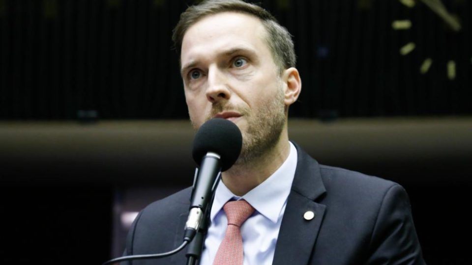 Vinicius Poit faz discurso na Câmara dos Deputados