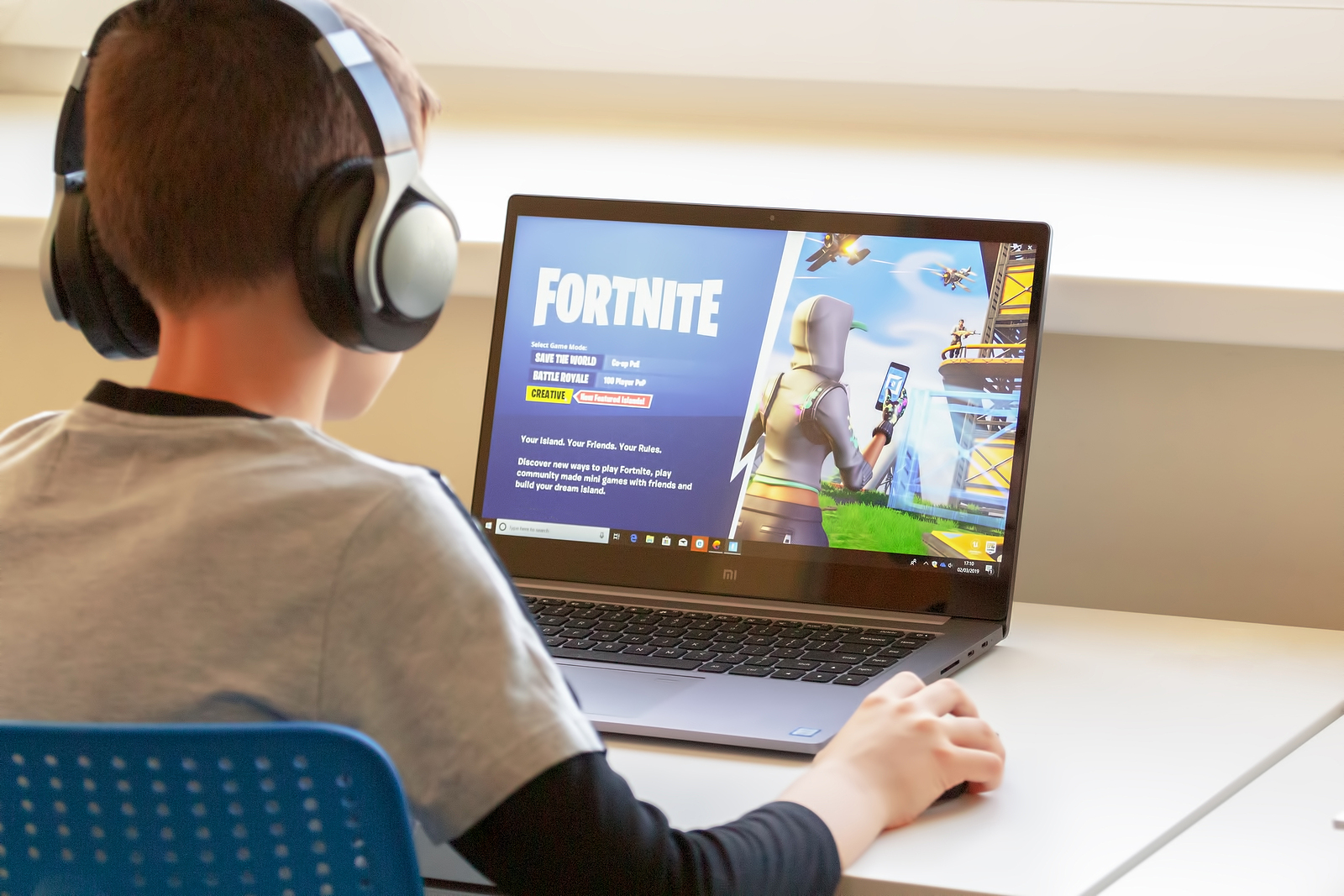 Menino jogando Fortnite