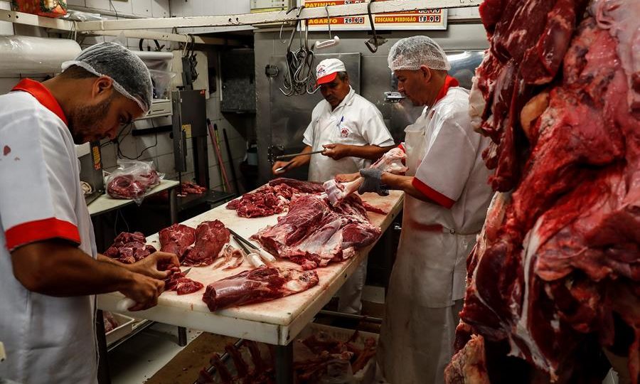 Açougueiros preparam carne