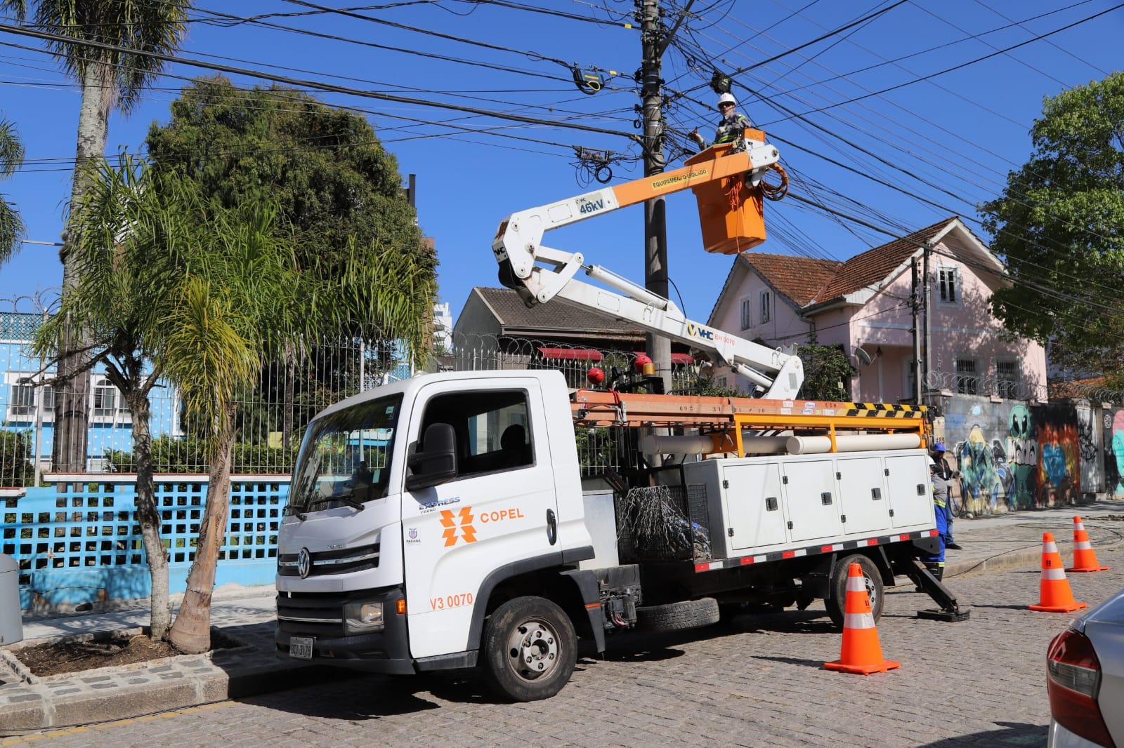 técnico retira fios depostes Curitiba