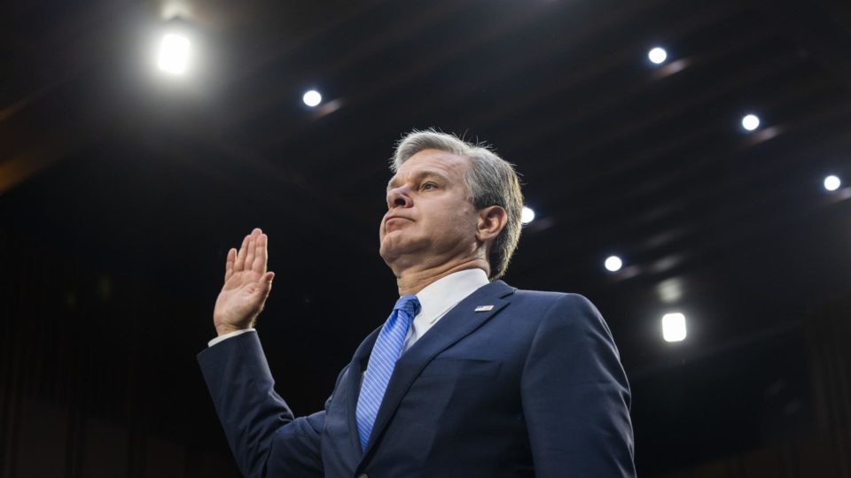 O diretor do FBI, Christopher Wray, presta juramento antes de testemunhar em uma audiência de supervisão do Judiciário do Senado no Hart Senate Office Building em Washington, DC, EUA, 04 de agosto de 2022.