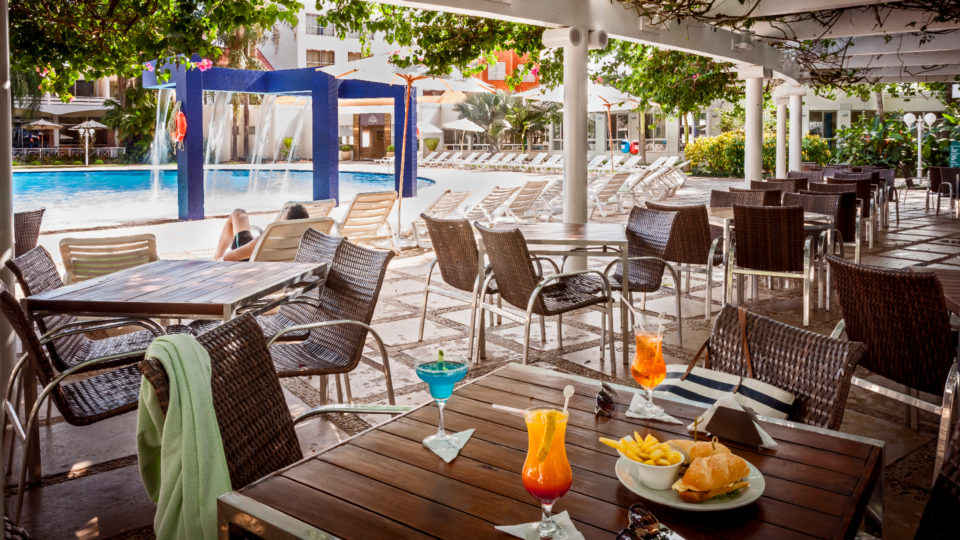 Você pode aproveitar um refeição deliciosa à beira da piscina.