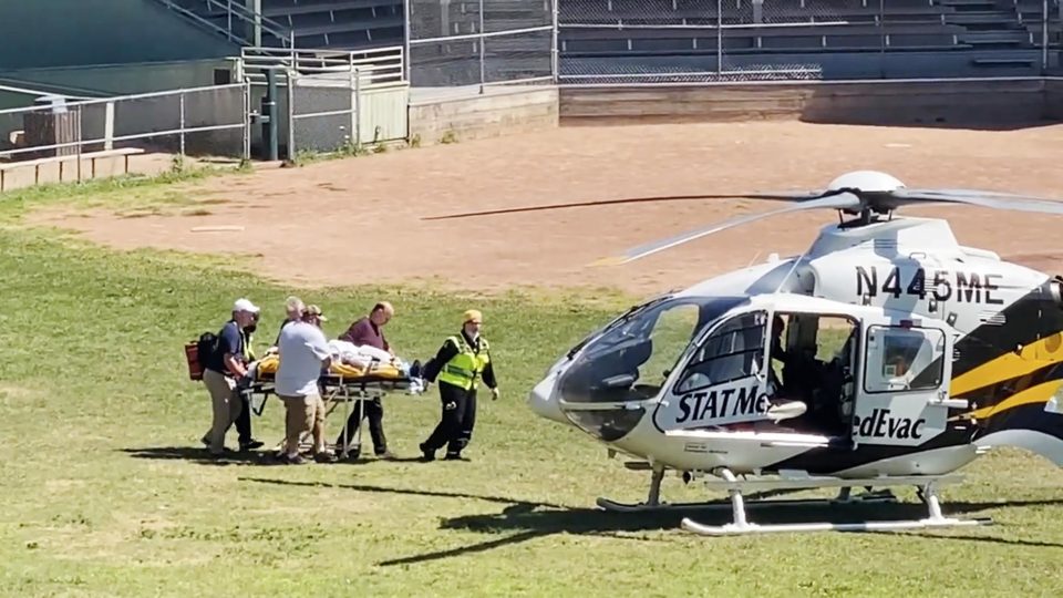 Salman Rushdie sendo levado a helicóptero após ser esfaqueado