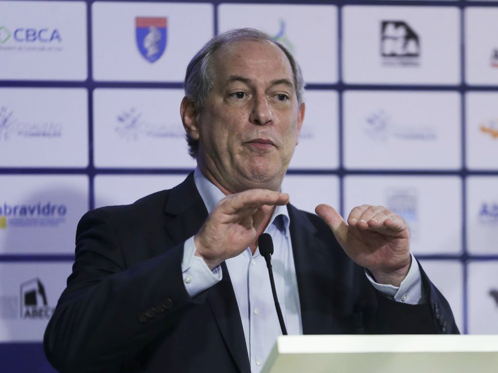 Ciro Gomes promete diminuir impostos e pagar R$1 mil mensais em programa de renda