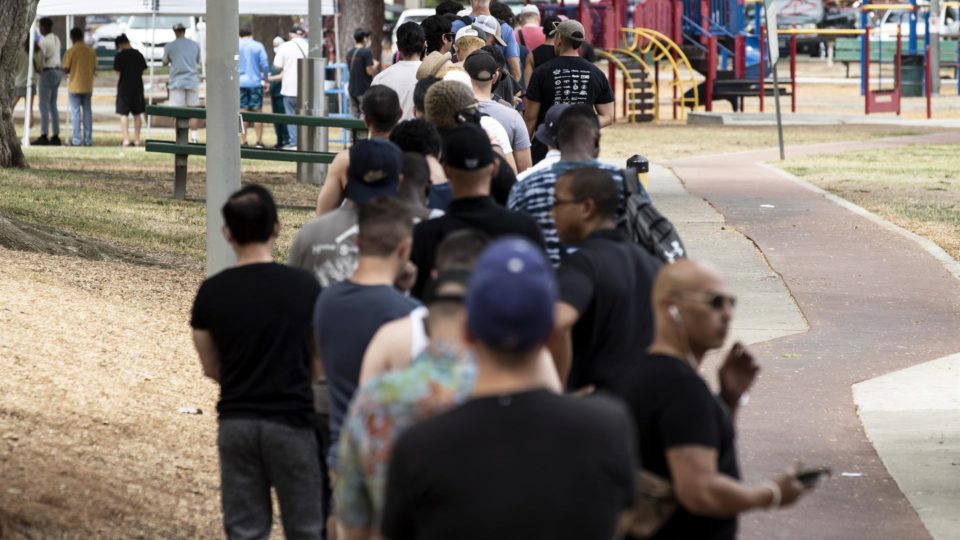Fila de vacinação contra varíola de macaco