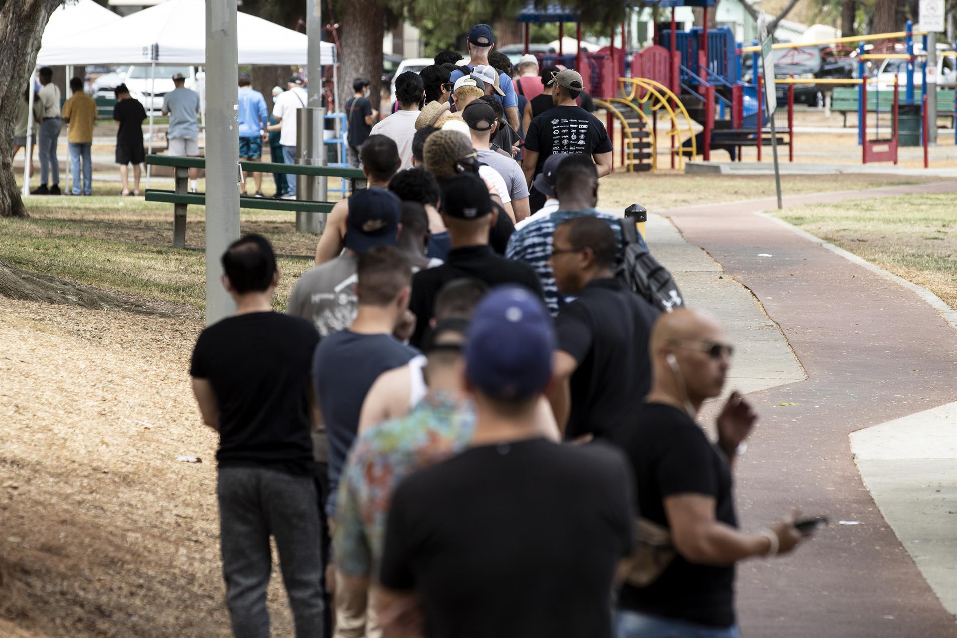 Fila de vacinação contra varíola de macaco em Los Angeles, Califórnia, no dia 4 de agosto de 2022.