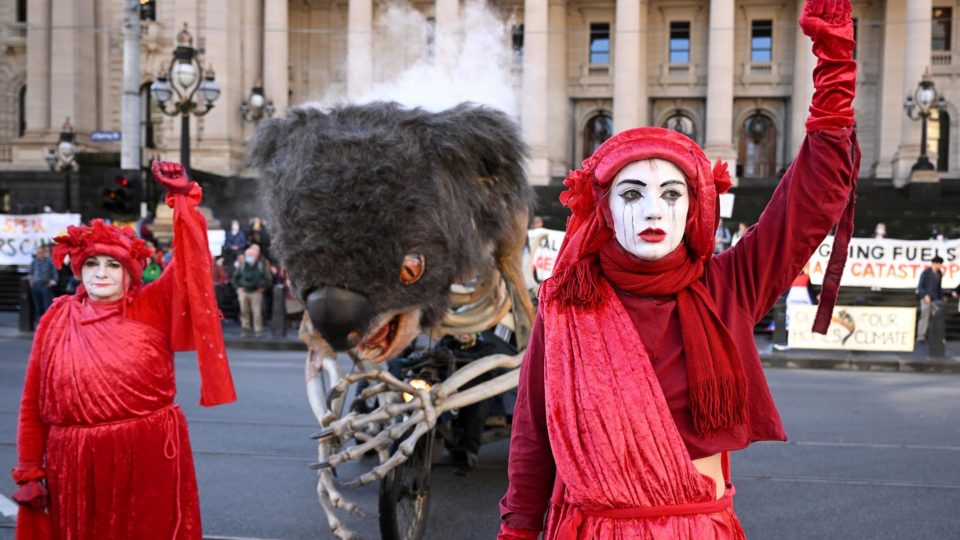 Ativistas do grupo Extinction Rebellion protestam em Melbourne, na Austrália