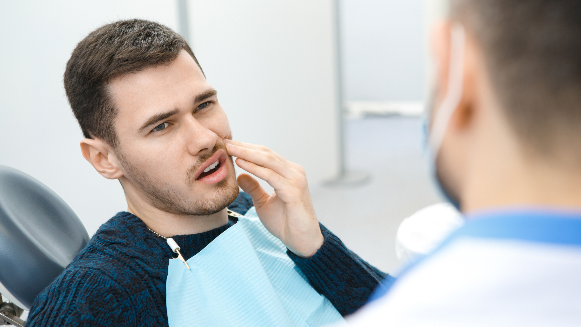 A dor de dente pode ser provocada por cáries e doenças periodontais (gengivas)