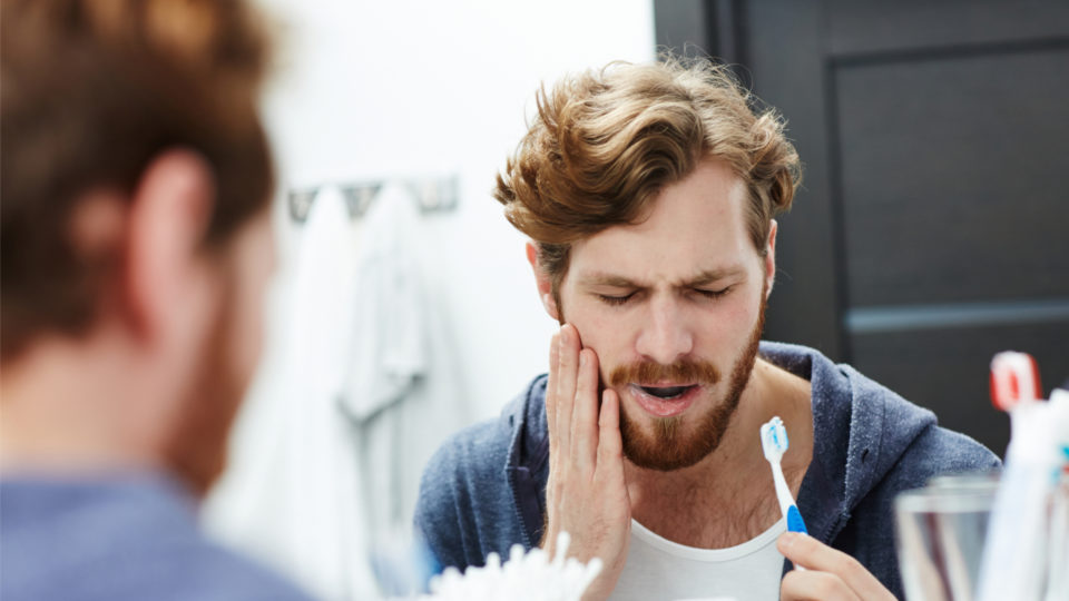 Algumas pessoas têm sensibilidade nos dentes quando realizam a escovação.