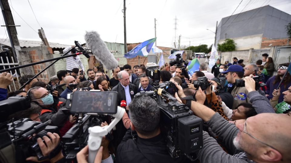 Ciro Gomes e Ricardo Gomyde visitam área de ocupação em bairro de Curitiba.