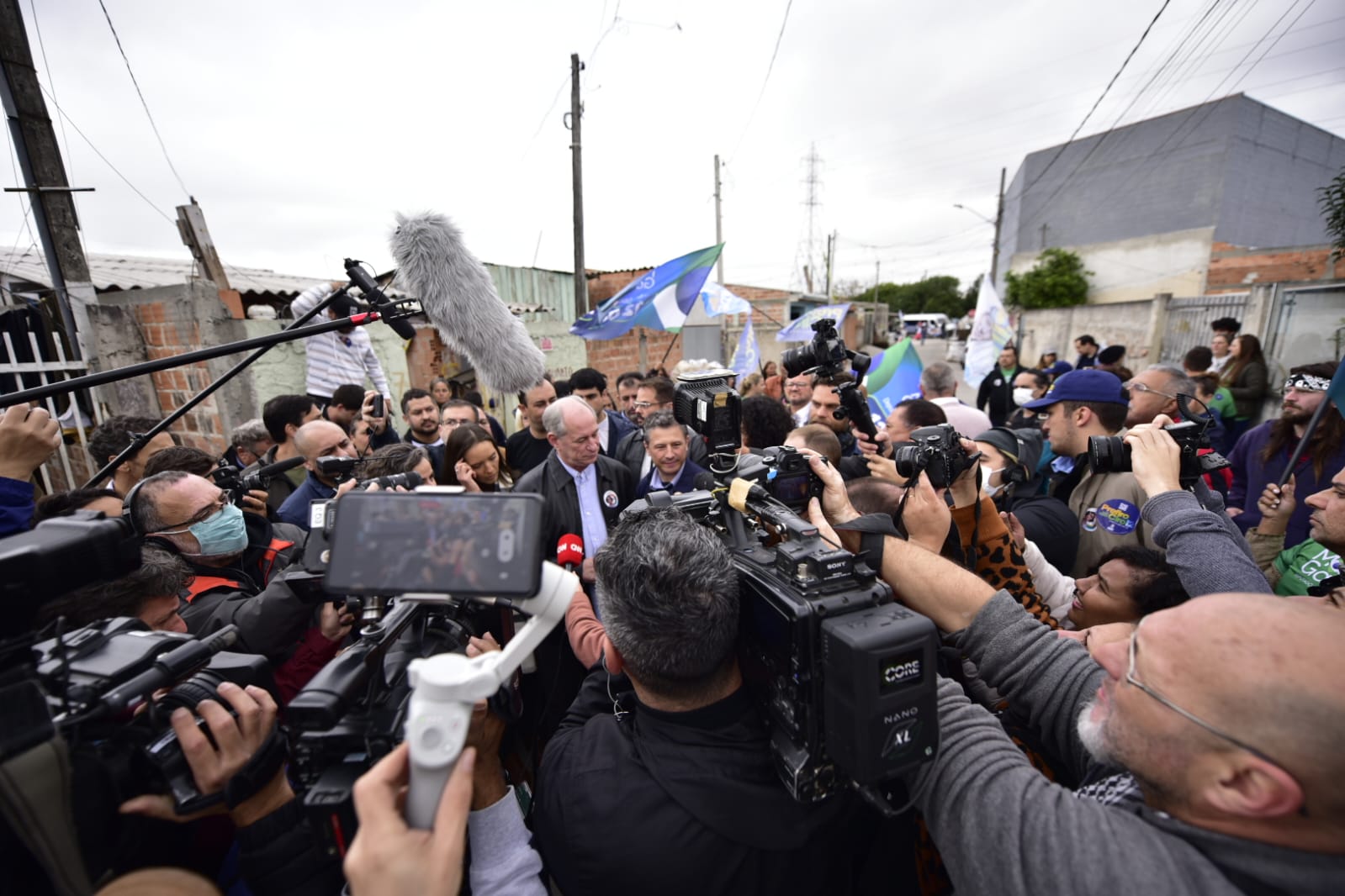 Ciro Gomes e Ricardo Gomyde visitam área de ocupação em bairro de Curitiba.