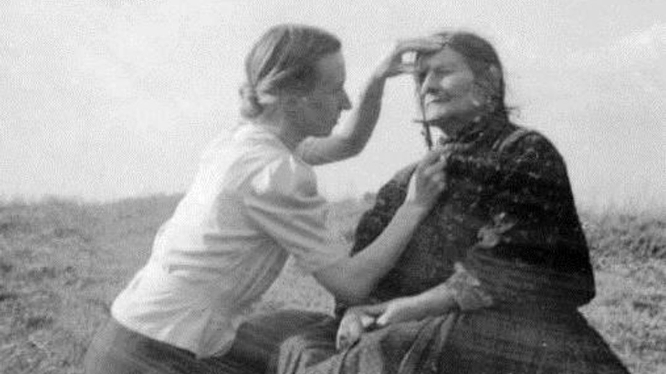 Cientista nazista medindo o crânio de uma cigana, em 1938